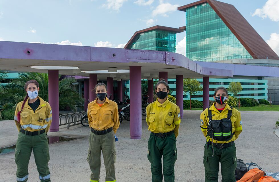 Cuatro bomberas forman parte del equipo de brigadistas puntanos que viajan para combatir los incendios de El Bolsón