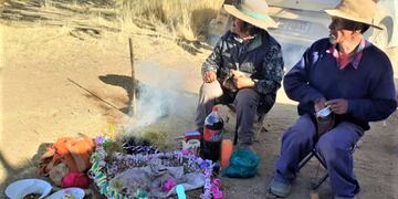 En un alejado rincón de la Puna jujeña, una familia inició este lunes los rituales en el mes de la Pachamama.
