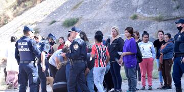 Una mujer murió arrollada por un tren y su bebé está grave en avenida Sabattini, debajo del puente de Circunvalación.  (Ramiro Pereyra / La Voz)