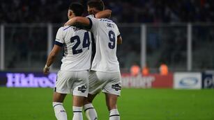 Federico Girotti en el partido de Talleres ante Atlético Tucumán por a Copa de la Liga Profesional en el estadio Mario Alberto Kempes. (La Voz)