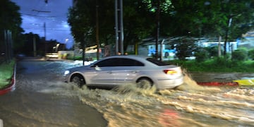 La tormenta dejó calles anegadas en la ciudad de Córdoba.