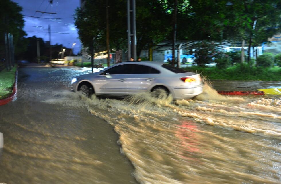 Las calles se convirtieron en ríos: así pasó el temporal por el Centro de Córdoba