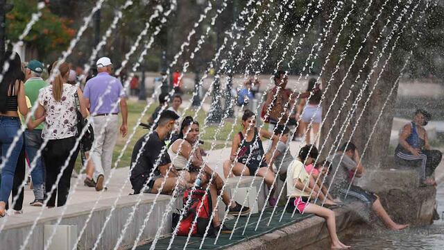 Ola de calor en la provincia de Mendoza con temperaturas muy altas.
La gente se refresca a la orilla del lago del parque General San Martin.