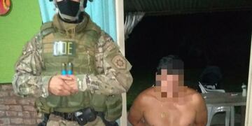 "Dani" Godoy fue identificado en Serodino este lunes durante un operativo de la Tropa de Operaciones Especiales (TOE). (@hernanfunes)