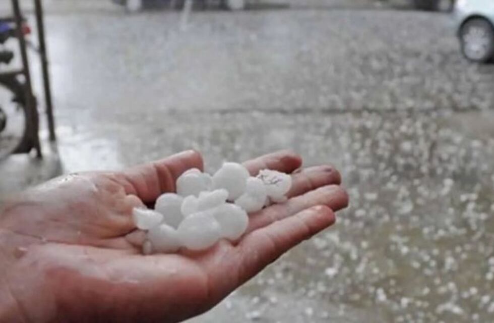 Fuerte tormenta de lluvia y piedra en Las Heras