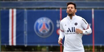 Lionel Messi se entrenó en PSG este domingo y le harán estudios.