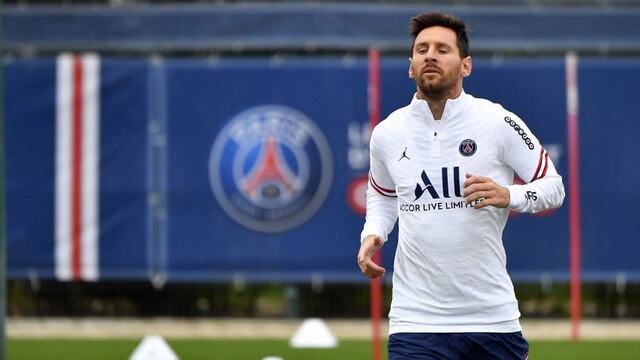 Lionel Messi se entrenó en PSG este domingo y le harán estudios.