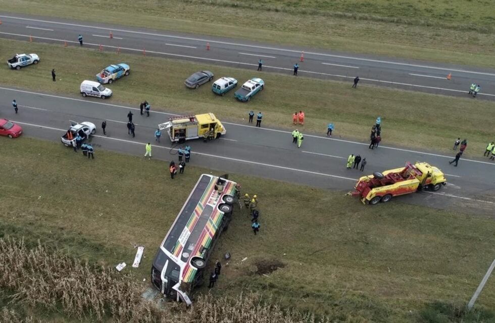 Vuelco en la ruta 2: los choferes estaban en regla y los tests de alcoholemia habrían dado cero