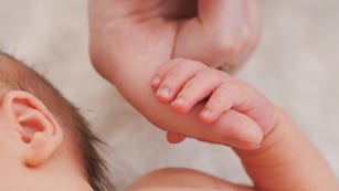 Bomberos de Capilla del Monte le salvaron la vida a un bebé.