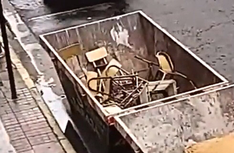 Rosario: indignación por un video de trabajadores descartando sillas en buen estado en la UNR