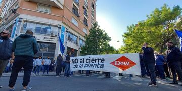 Este miércoles se llevó a cabo una protesta con corte de calle frente a la sede del Ministerio de Trabajo de Santa Fe en Rosario. (@rodrigomiro76)