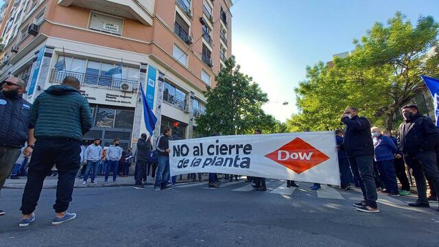 Este miércoles se llevó a cabo una protesta con corte de calle frente a la sede del Ministerio de Trabajo de Santa Fe en Rosario. (@rodrigomiro76)