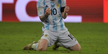 Ningún rival marcó tanto a Leo Messi como lo hace su hijo Mateo: no lo deja que se mueva de su lado.