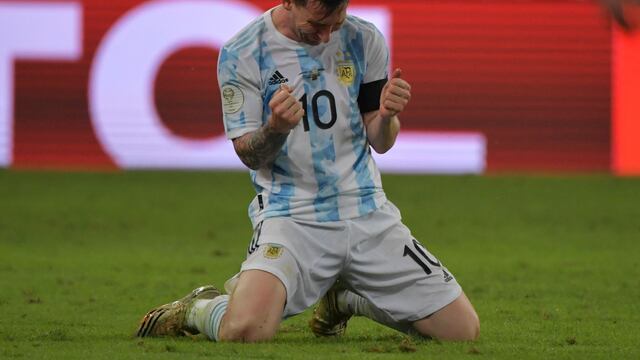Ningún rival marcó tanto a Leo Messi como lo hace su hijo Mateo: no lo deja que se mueva de su lado.