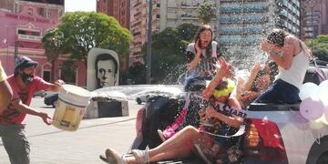 El momento en que el limpia vidrios le arroja el agua.