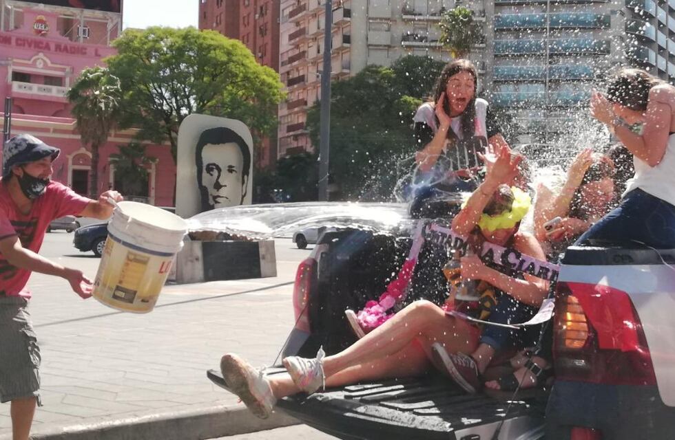 Viralazo cordobés: se recibió y un limpiavidrios le arrojó un balde de agua