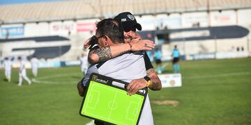 César Zabala (de espaldas), dio un paso al costado en General Paz Juniors (Pedro Castillo / La Voz).