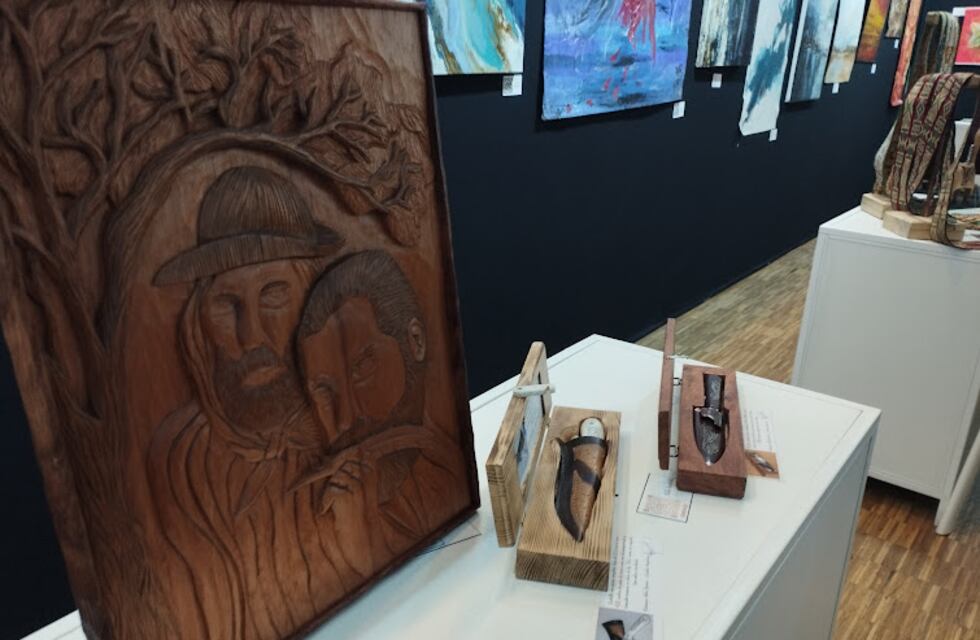 Se expone la obra del artista de Arroyito Néstor Lázaro, en el Carrousel del Louvre de París