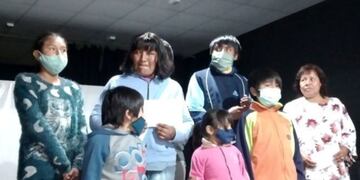 Marta tiene seis hijos, es de profesión albañil y está construyendo su casa. Además cursa el séptimo grado de la escuela primaria.