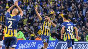 El uruguayo se vistió de centrodelantero en el final del partido.