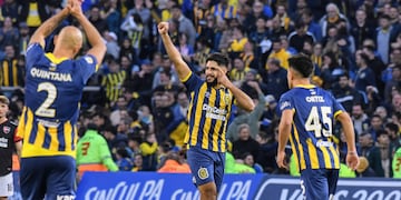 El uruguayo se vistió de centrodelantero en el final del partido.