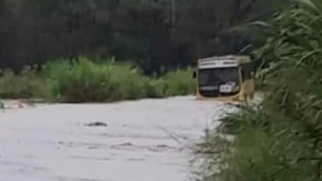 Montecarlo: un colectivo quedó atrapado en medio de un arroyo desbordado.