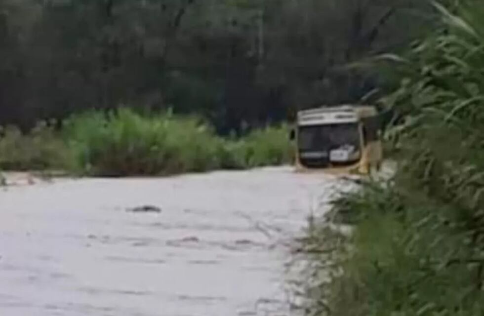 Montecarlo: un colectivo quedó atrapado en medio de un arroyo desbordado