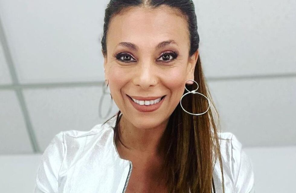 Ximena Capristo encendió la Navidad con un vestido ultra ajustado y lleno de brillos