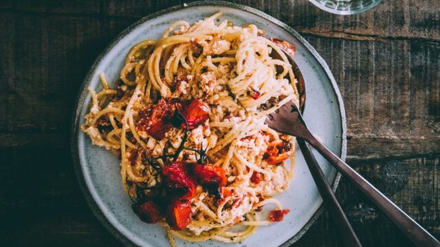 Pasta con queso feta y tomate cherry: la receta que es furor en Tik Tok