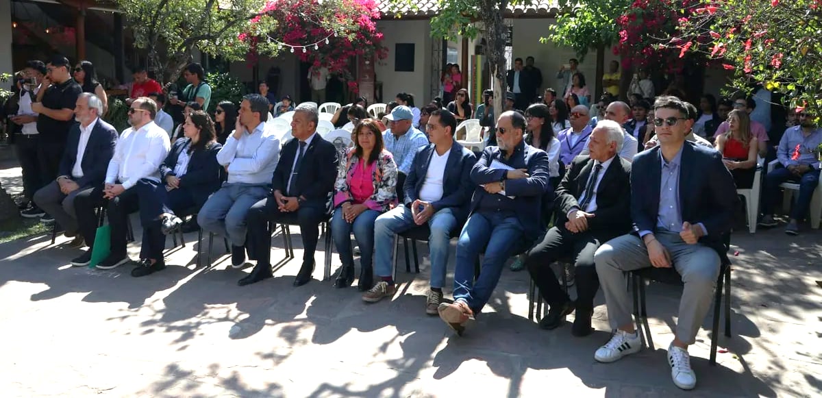 Autoridades e invitados presentes en el acto de presentación del IMCA Jujuy, en el Centro Cultural y Museo Casa "Macedonio Graz".
