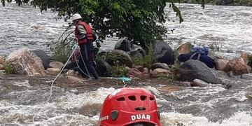 Personal del DUAR rescató a dos hombres en el rio San Antonio