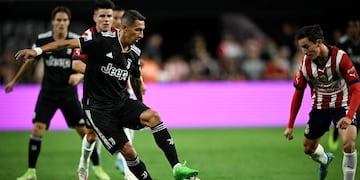 El exfutbolista de PSG usó la camiseta 22 y salió en el entretiempo.