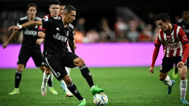 El exfutbolista de PSG usó la camiseta 22 y salió en el entretiempo.