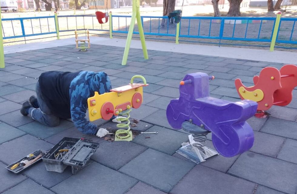 Se realizan tareas de mantenimiento en la Plaza Blanda “Infancia Arcoiris”