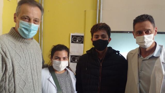 Juan David Romero (el tercero, de izquierda a derecha), el niño de 13 años que sufría "hundimiento" en su pecho, fue operado con éxito.