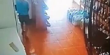 Menor de edad sustrajo dinero de un local comercial en Eldorado.