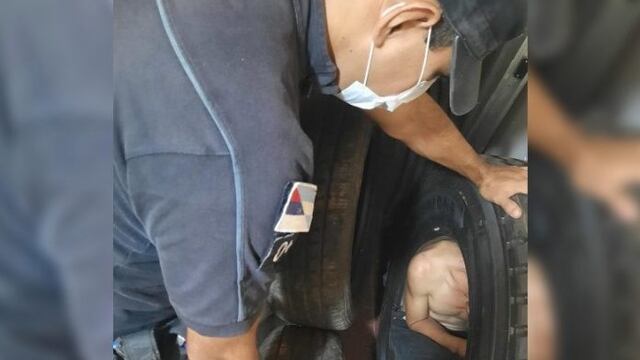 Intentó esconderse de la policía dentro de una cubierta para camiones y fue detenido.