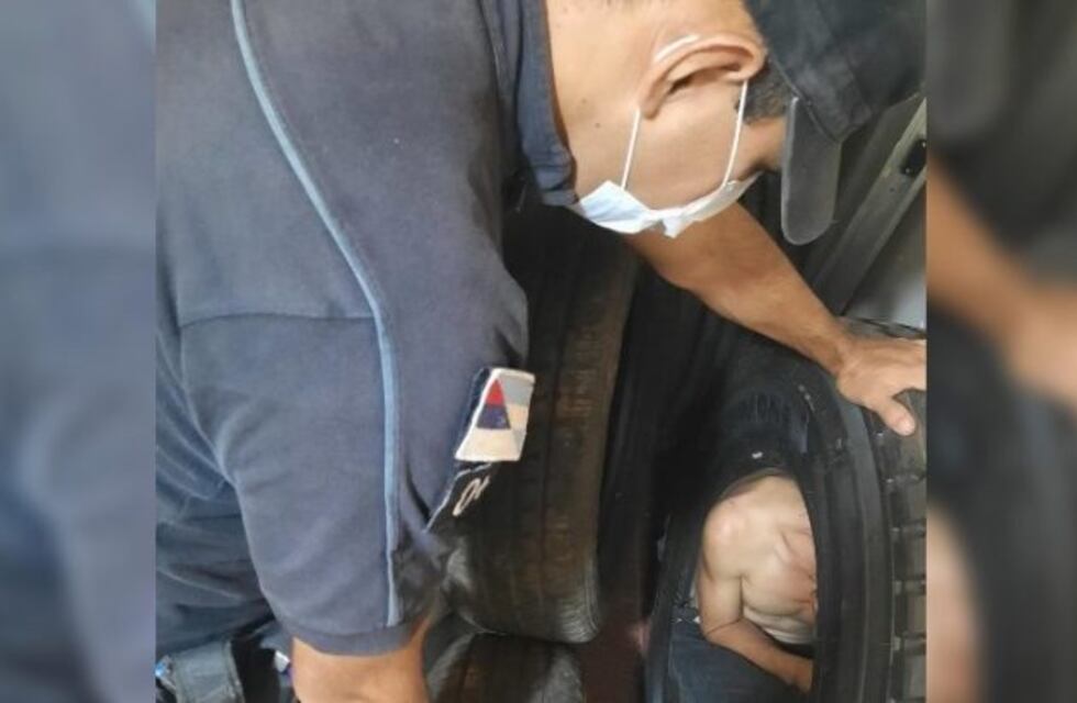 Luego de robar, intentó esconderse de la policía dentro de una cubierta para camiones, pero fue detenido