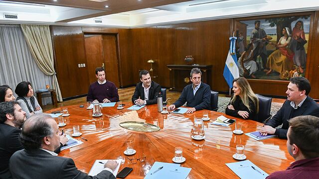 Sergio Massa junto a su equipo de trabajo a la espera del acuerdo por los "Precios Justos". (Ministerio de Economía)