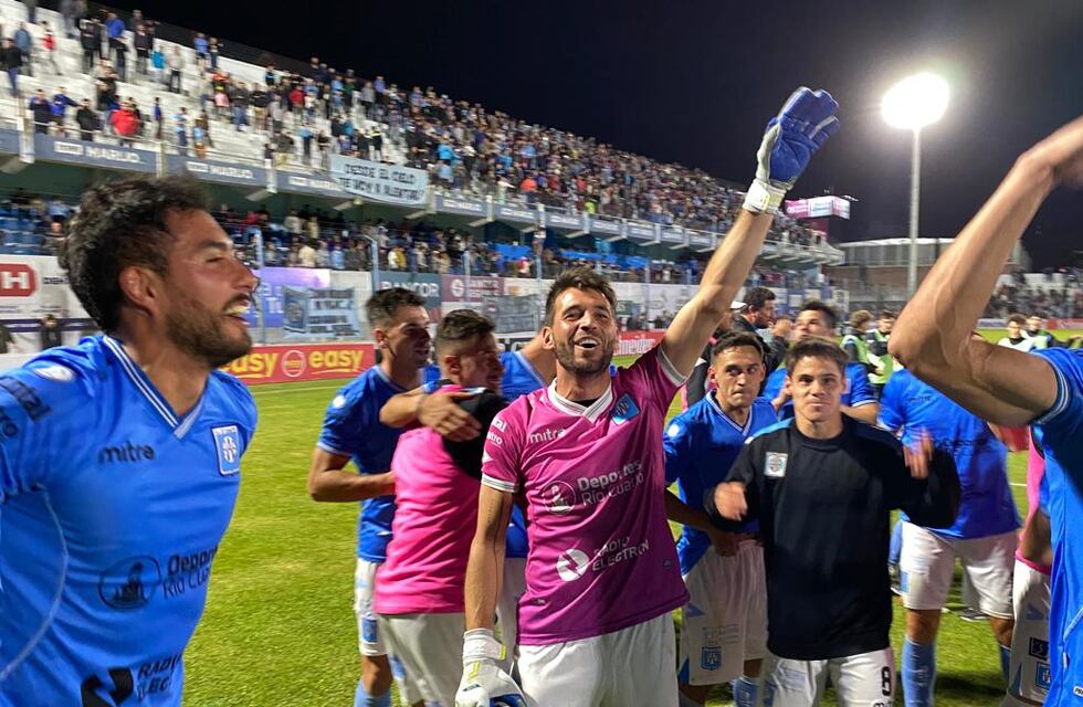 Estudiantes de Río Cuarto derrotó a Riestra y pasó a los cuartos de final