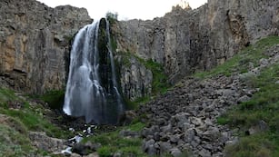 La nieve sobre una cascada de Neuquén que llamó la atención de todos.