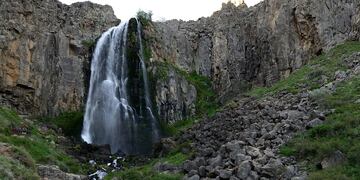 La nieve sobre una cascada de Neuquén que llamó la atención de todos.