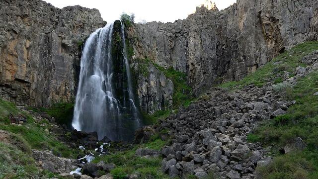 La nieve sobre una cascada de Neuquén que llamó la atención de todos.