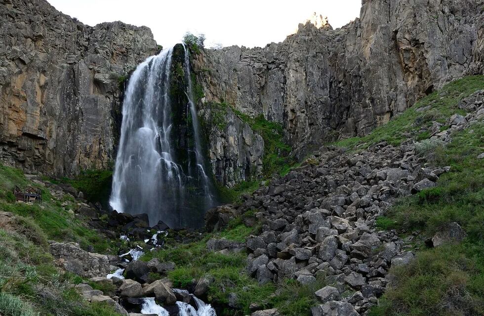 Espectáculo de la naturaleza: nevó sobre una famosa cascada de Neuquén y dejó las imágenes más inesperadas