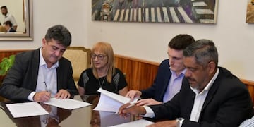 La Provincia firmó con la empresa contratista para iniciar las obras en El Cadillal y el acto de inicio será el jueves