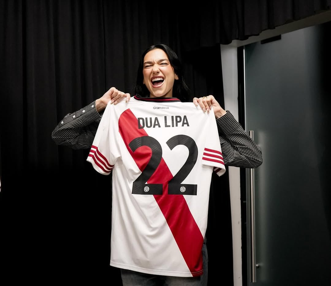 Boca invitó a Dua Lipa a ver el Superclásico tras su guiño a River posando con la camiseta 22 (Instagram)