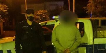 El primer conductor fue detenido por chocar en estado de ebriedad con un automóvil estacionado .