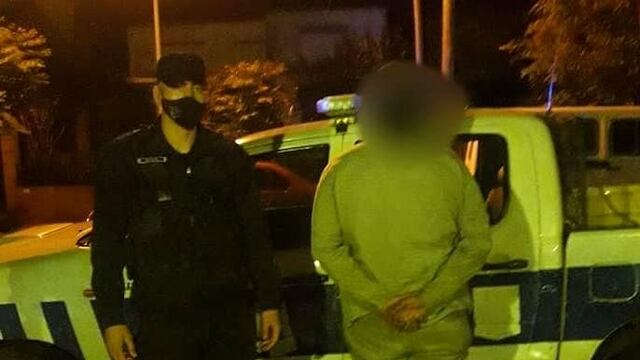 El primer conductor fue detenido por chocar en estado de ebriedad con un automóvil estacionado .