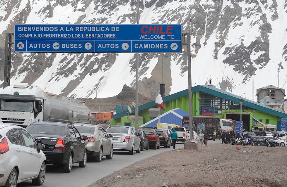 Chocaron dos camiones y cerraron el paso internacional para el transporte de carga