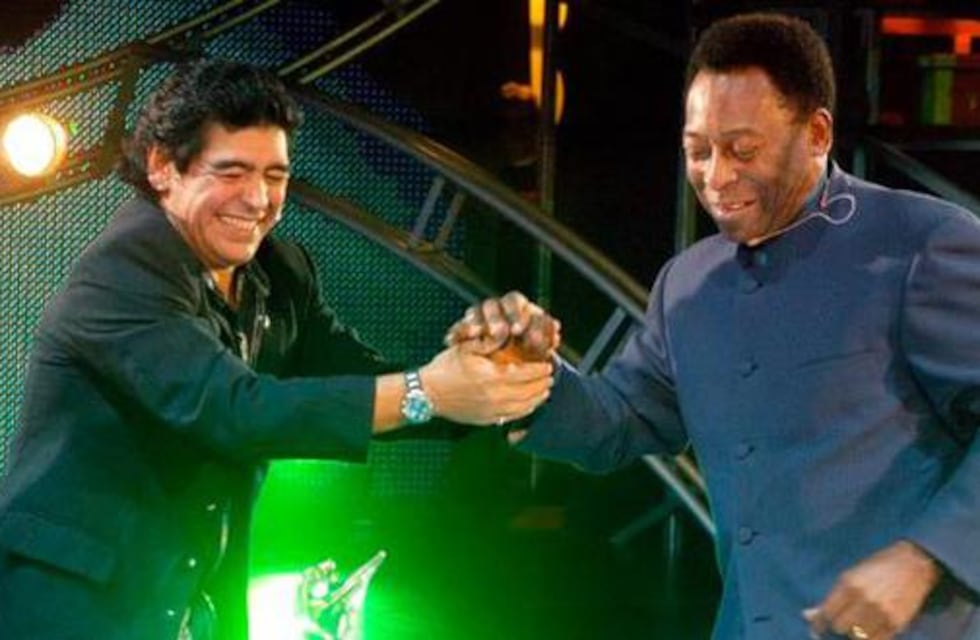 Pelé y Maradona: cómo se conocieron, las chicanas y la paz que firmaron jugando al fútbol en televisión